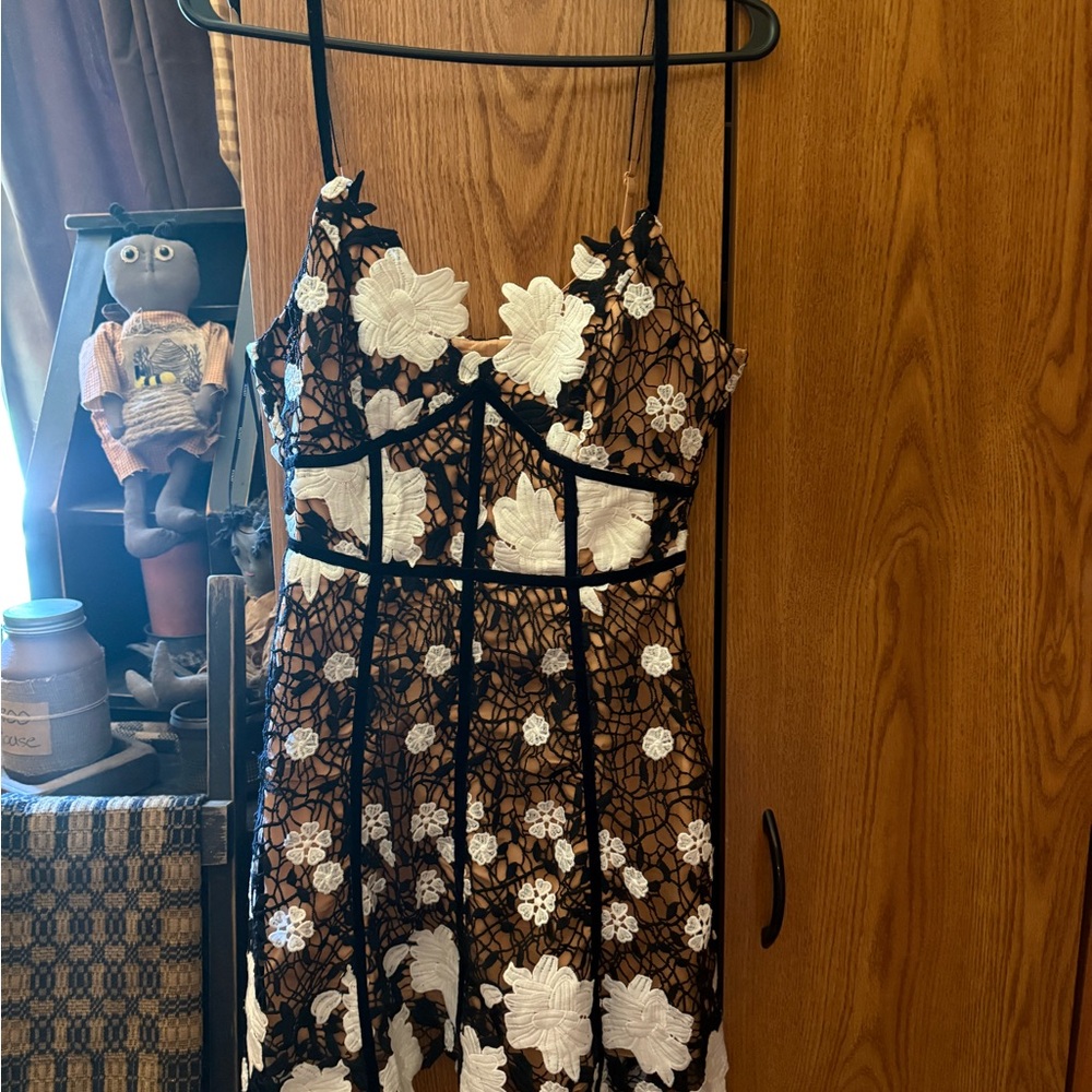 Elliatt NWOT Black and White Women's Embroidered Mini Dress - Picture 4 of 7